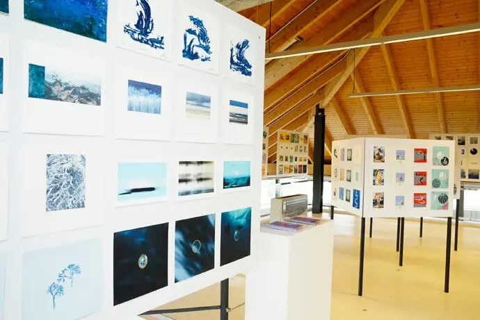 Obras de la exposici&oacute;n Mini Print Cantabria en una edici&oacute;n anterior. / x
