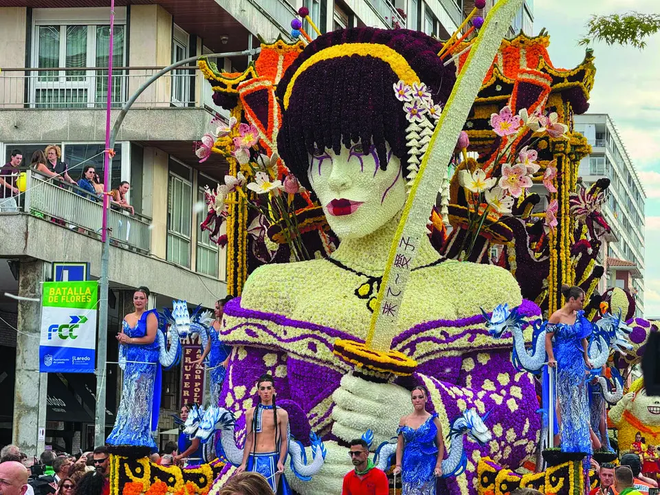 &lsquo;Aiko&rsquo; fue la carroza ganadora en la categor&iacute;a principal de la Batalla de las Flores. / Alerta