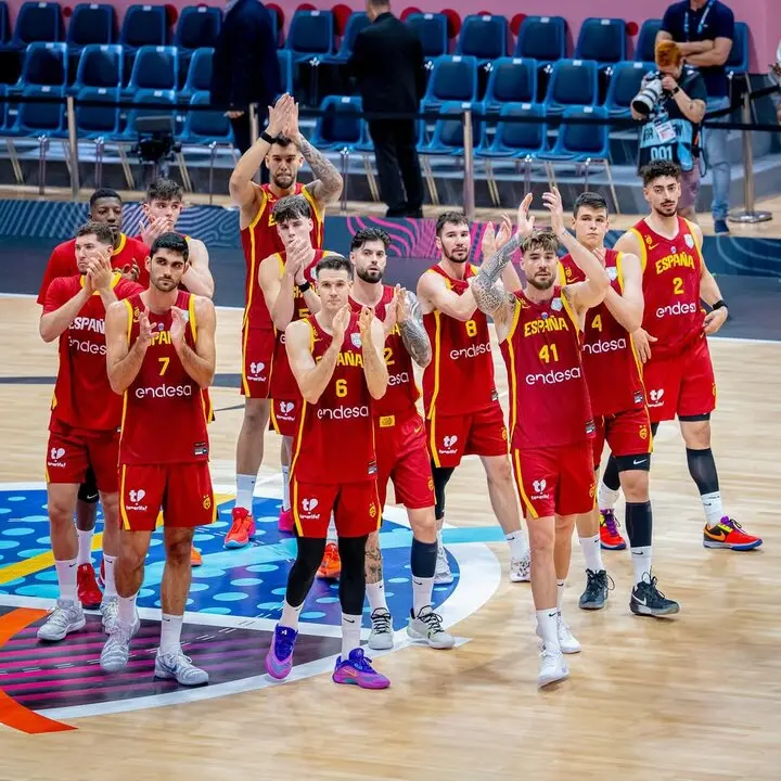 Los jugadores de Espa&ntilde;a de baloncesto tras caer en el primer partido del Eurobasket. / BaloncestoESP