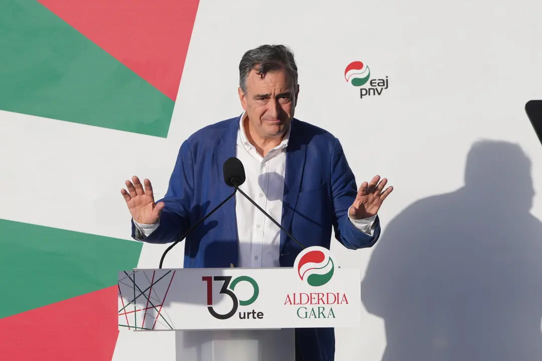EuropaPress_6921923_presidente_ebb_aitor_esteban_interviene_acto_politico_pnv_malecon_zarautz
