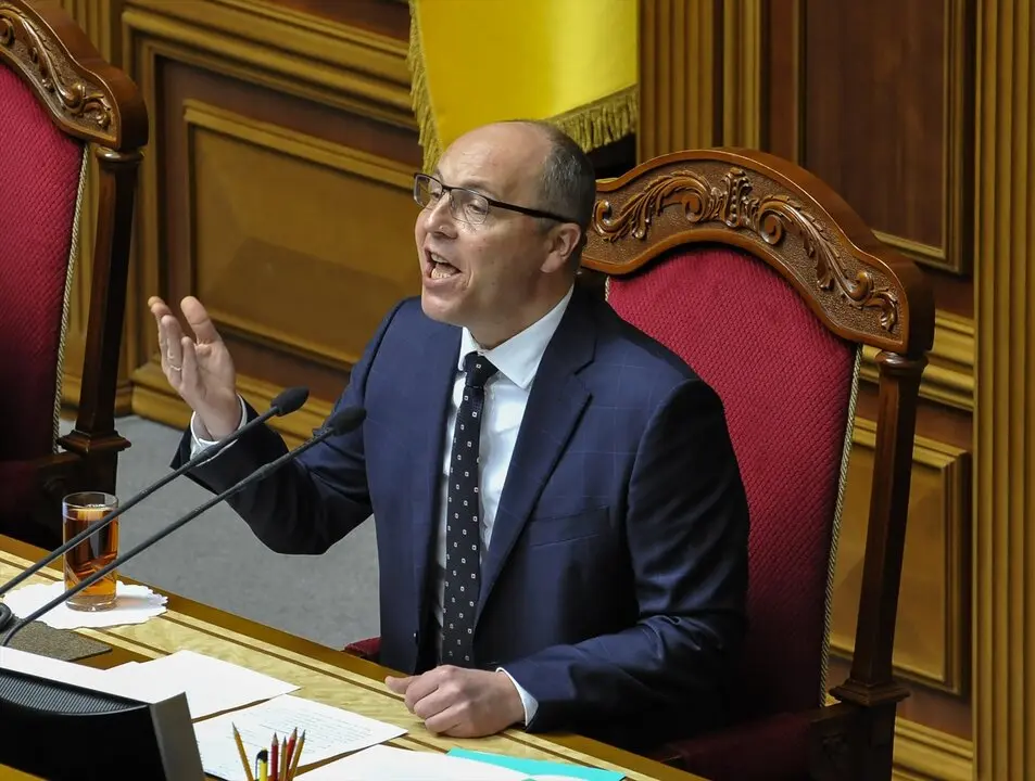 El presidente del Parlamento ucraniano, Andriy Parubiy, habla durante una sesi&oacute;n extraordinaria del Parlamento. / Sergei Chuzavkov