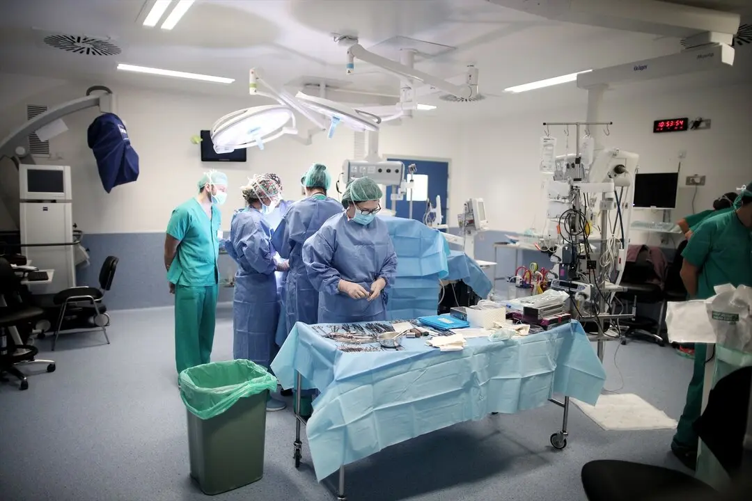 Personal sanitario del Hospital 12 de Octubre, momentos antes de una operaci&oacute;n. / Eduardo Parra