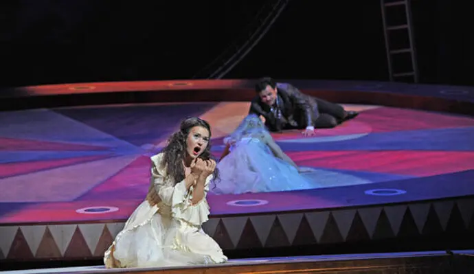 puesta en escena de 'La Traviata' de Verdi bajo la direcci&oacute;n de bajo la direcci&oacute;n esc&eacute;nica de Rolando Villaz&oacute;n. / x