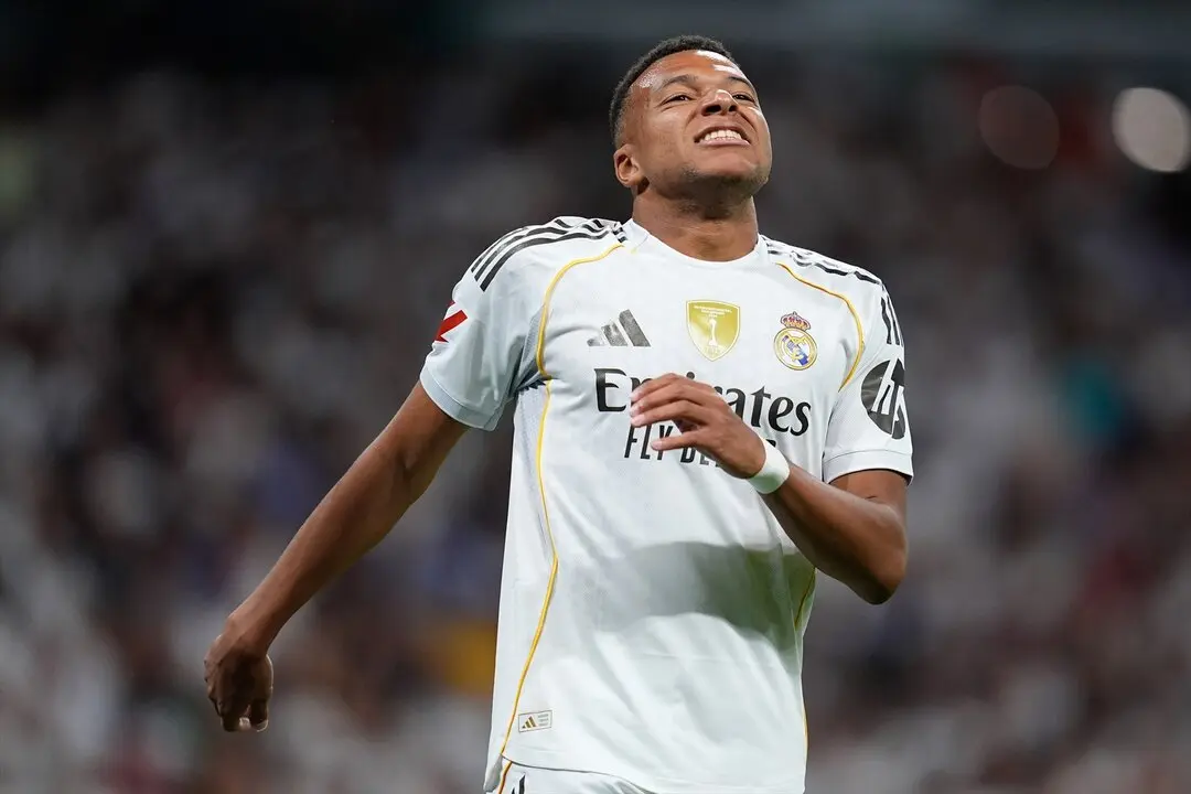 Kylian Mbappe se lamenta tras un fuera de juego. / EP