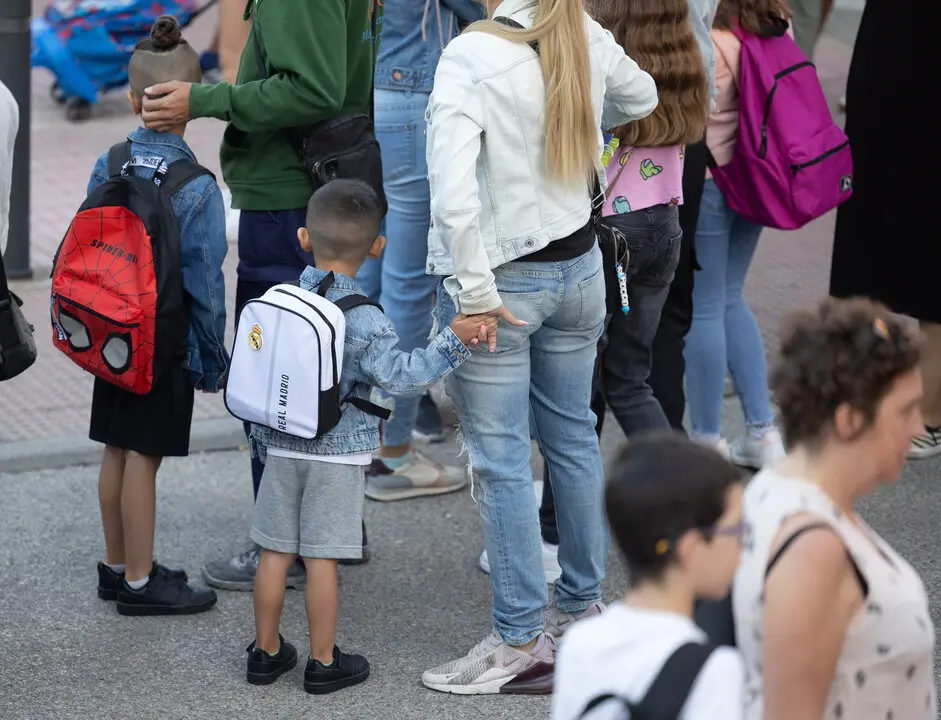 Varios ni&ntilde;os esperan para entrar al colegio el primer d&iacute;a del curso escolar. / Eduardo Parra