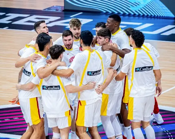 Los jugadores de Espa&ntilde;a tras ganar el partido de ayer. / BaloncestoESP