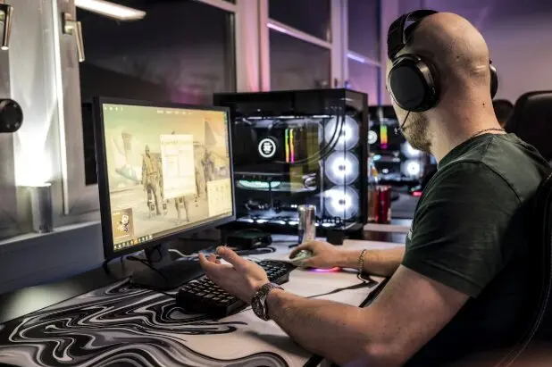 Una persona jugando a eSports. / Unplash