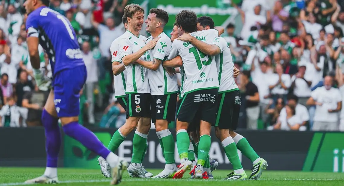 Los jugadores del Racing celebran uno de los goles del partido ante el Ceuta. / RRC