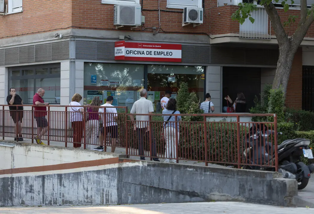 Varias personas hacen cola en una oficina del SEPE. / EP