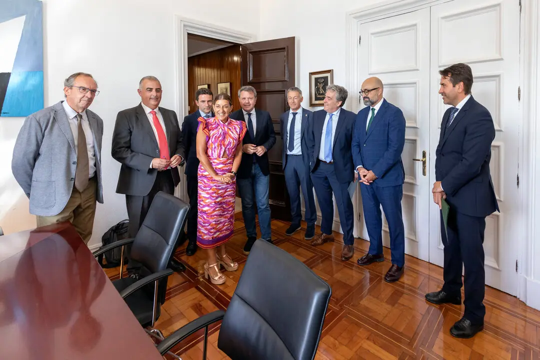 La presidenta sella el acuerdo con ADIF y los ayuntamientos de Reinosa y Campoo de Enmedio que asegura la llegada del AVE a
Cantabria, estableciendo actuaciones concretas de adaptaci&oacute;n ferroviaria, eliminaci&oacute;n de pasos a nivel y mejoras en la estaci&oacute;n. / A.E.