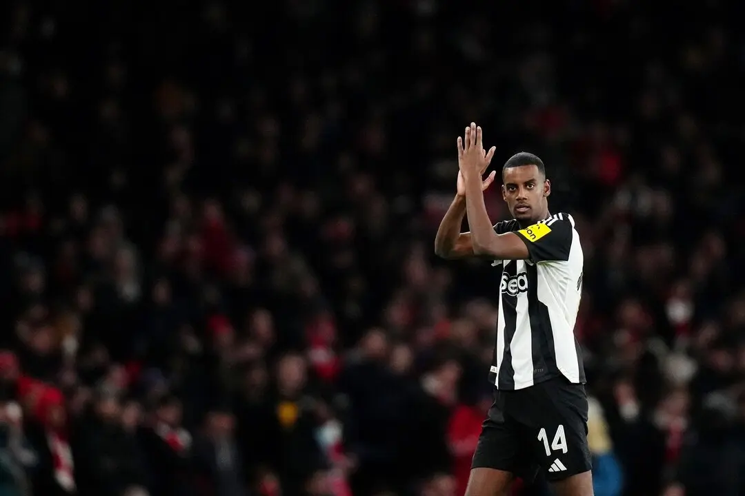 Alexander Isak, del Newcastle, aplaude a la afici&oacute;n tras el partido de la Premier League inglesa entre el AFC Bournemouth y el Newcastle United. / John Walton