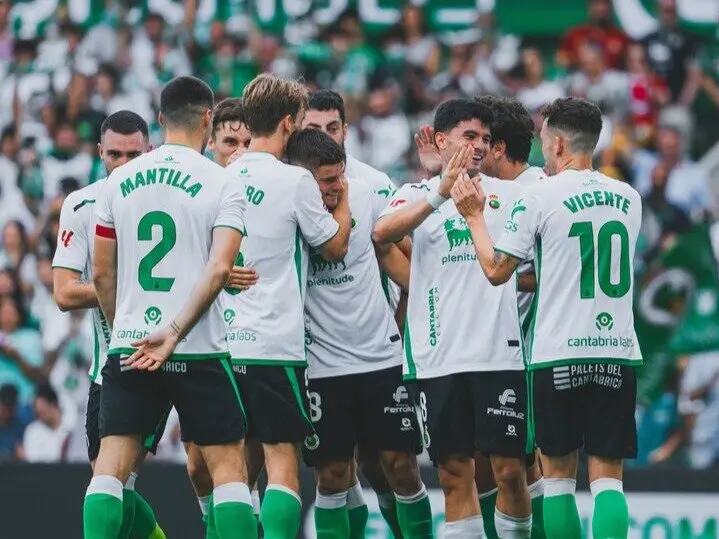 Los jugadores del Racing celebran uno de los goles ante el Ceuta. / RRC