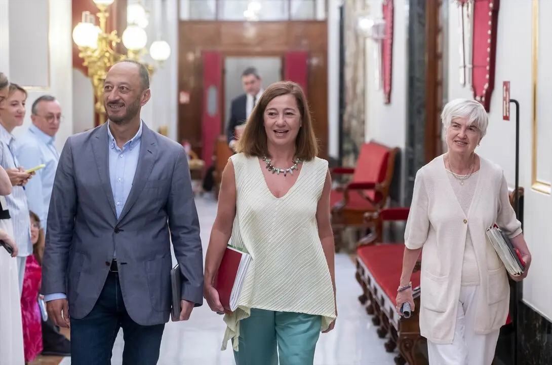(I-D) El vicepresidente primero de la Mesa del Congreso, Alfonso Rodr&iacute;guez G&oacute;mez de Celis; la presidenta del Congreso, Francina Armengol y la secretaria segunda de la Mesa del Congreso, Isaura Leal. / Alberto Ortega