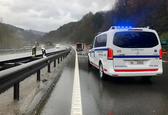 Una patrulla de la Ertzaintza en un accidente. / EP