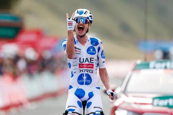 El corredor australiano Jay Vine (UAE Team Emirates) celebra su segundo triunfo en la Vuelta. / x