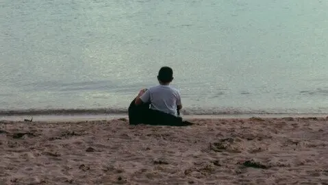 Una persona sentada en la playa. / A.E