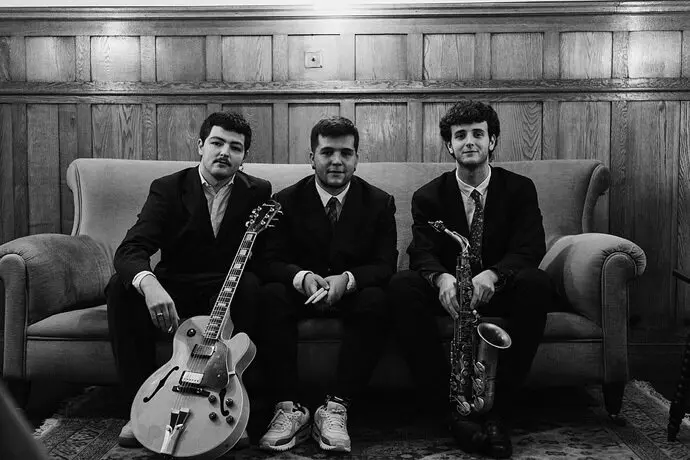 El grupo Nicol&aacute;s Alvear Tr&iacute;o. / x
