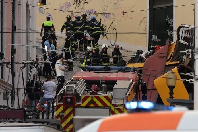 LISBOA, 3 de septiembre de 2025 -- Bomberos y la Polic&iacute;a de Seguridad P&uacute;blica trabajan en el lugar del accidente del funicular en Lisboa, Portugal, el 3 de septiembre de 2025. El funicular de la Gloria, una de las atracciones tur&iacute;sticas m&aacute;s conocidas de Lisboa, descarril&oacute; y volc&oacute; la noche del mi&eacute;rcoles, dejando 15 muertos y 18 heridos, cinco de ellos en estado grave, seg&uacute;n informaron medios locales, citando a fuentes policiales. Imagen: 1033914527, Licencia: Derechos gestionados, Restricciones: , Autorizaci&oacute;n de modelo: no, Cr&eacute;ditos: Xun Wei / Xinhua News / ContactoPhoto. Licencia editorial v&aacute;lida solo para Espa&ntilde;a y 3 MESES a partir de la fecha de la imagen; despu&eacute;s, elim&iacute;nela de su archivo. Para uso no editorial ni con licencia, p&oacute;ngase en contacto con EUROPA PRESS.
Fecha: 03/09/2025. Leer menos