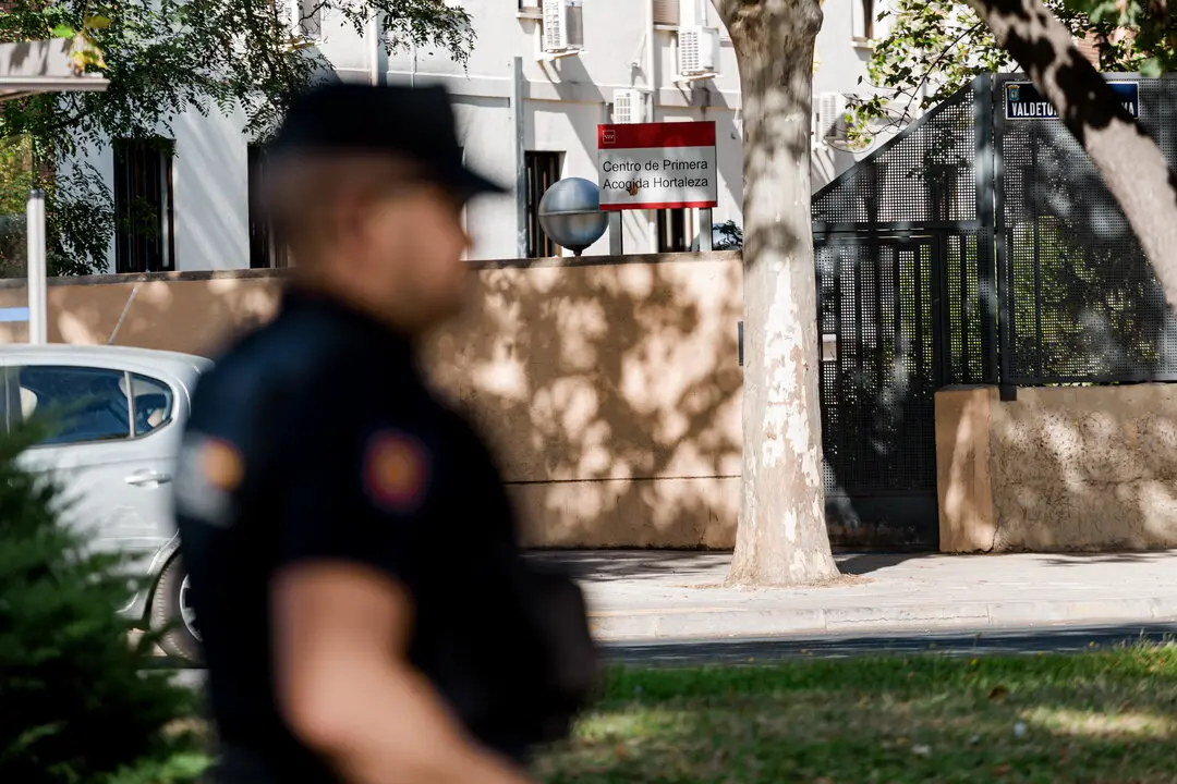 Agentes de la Polic&iacute;a Nacional en el centro de Primera Acogida de Hortaleza. / EP
