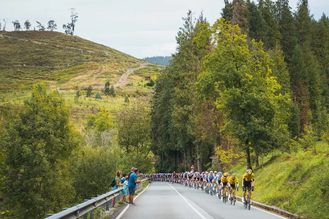 Varios ciclistas durante una etapa. / @cxcling / x