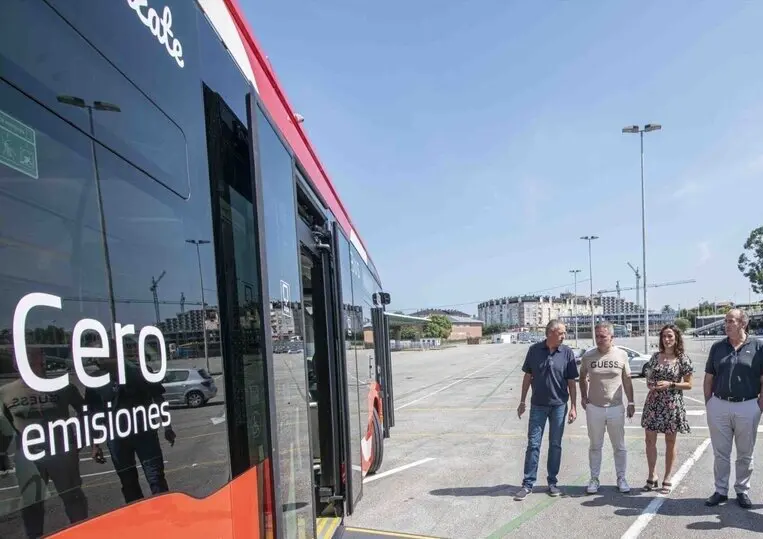 El autob&uacute;s el&eacute;ctrico de Torrelavega sin carga propia.  / A.E