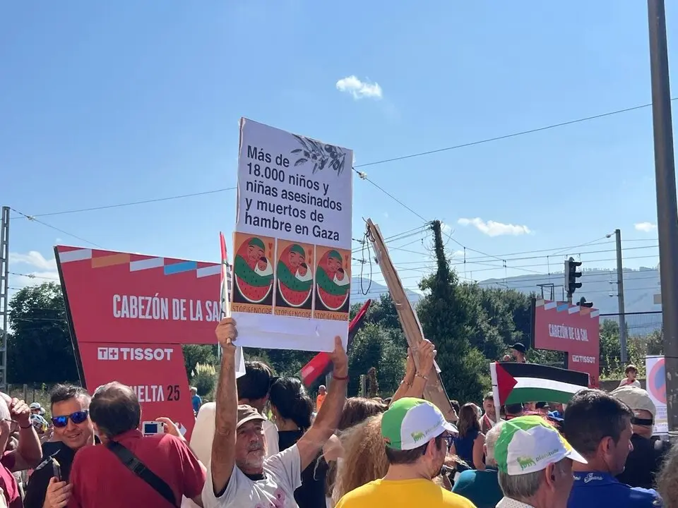 Banderas y gritos por Palestina vuelven a marcar la salida de etapa: "Israel asesina, La Vuelta patrocina". / EP