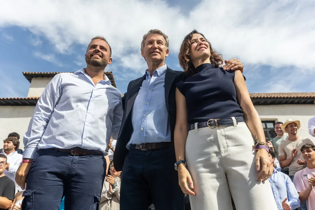 El presidente del Partido Popular, Alberto N&uacute;&ntilde;ez Feij&oacute;o (c), interviene junto a la presidenta del PP regional y de la Comunidad de Madrid, Isabel D&iacute;az Ayuso (d), y el alcalde de Arganda del Rey, Alberto Escribano (i). / EP