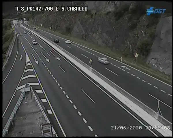 Imagen de la c&aacute;mara de la DGT en la A-8 a la altura de Saltacaballos. / EP