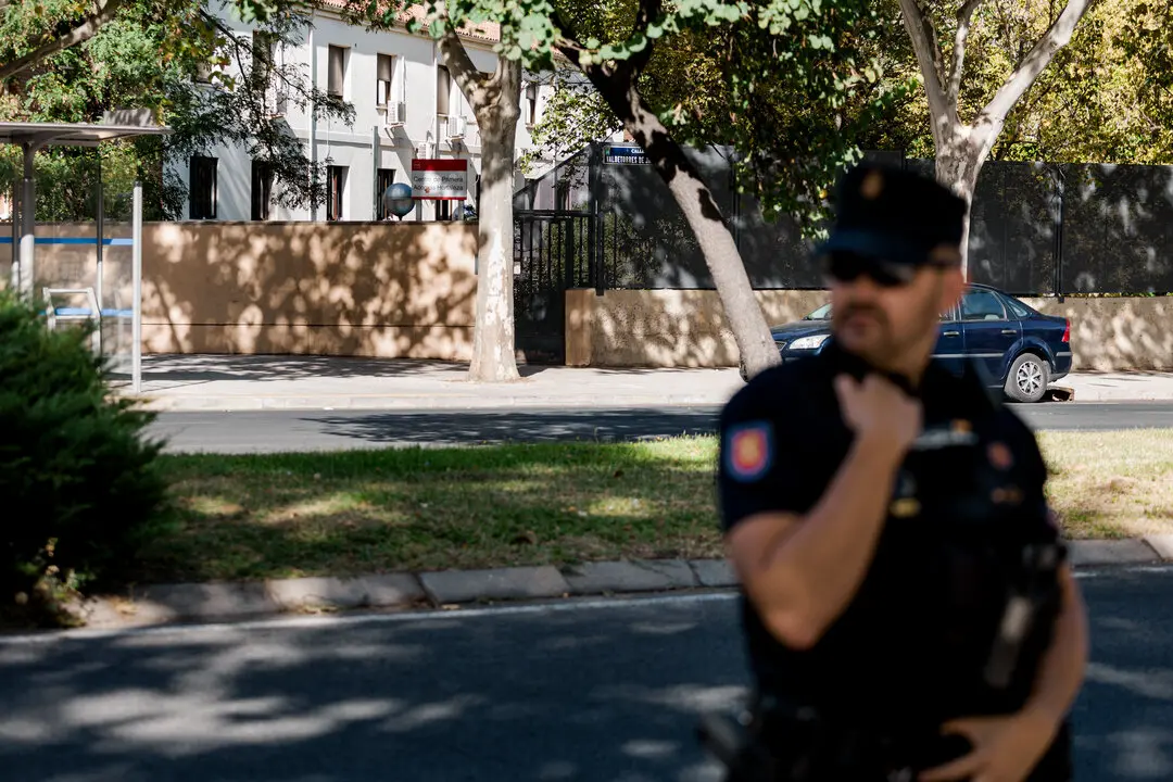 Agentes de la Polic&iacute;a Nacional  en el centro de Acogida de Hortaleza. / EP