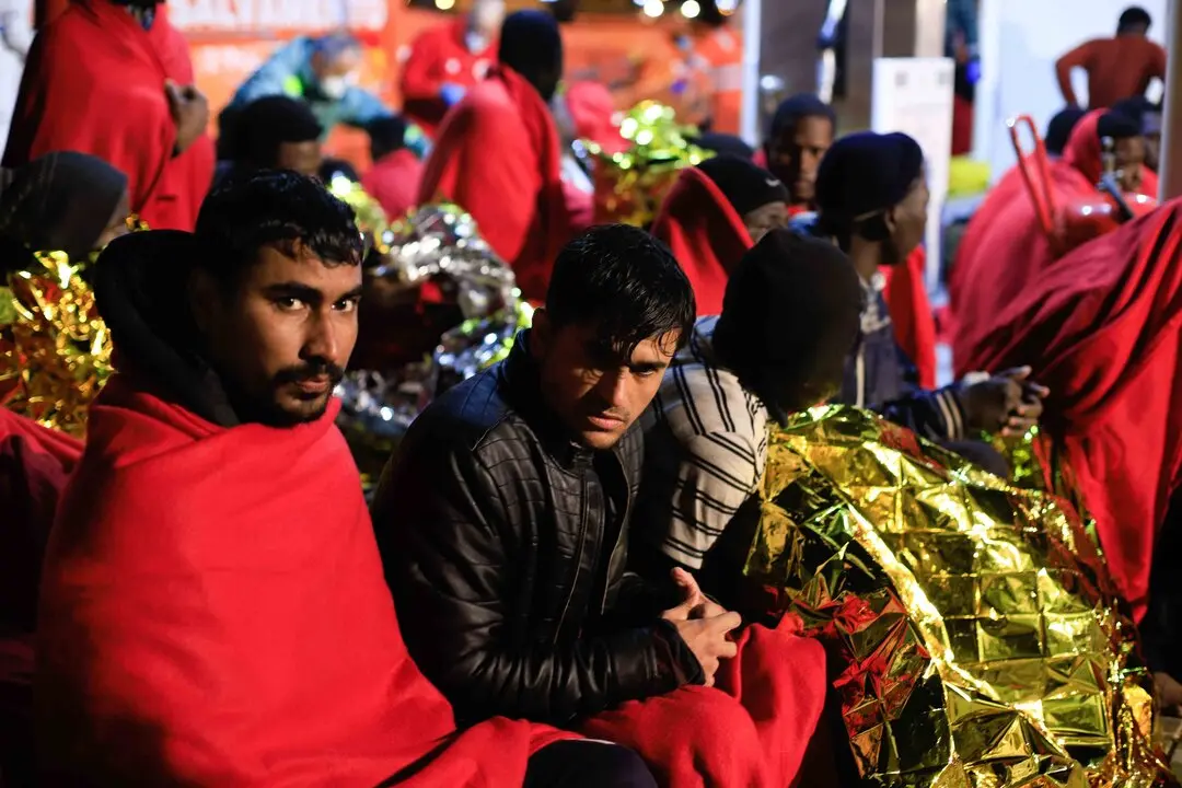 Inmigranes procedentes de una patera a la deriva al puerto de Melilla. / EP