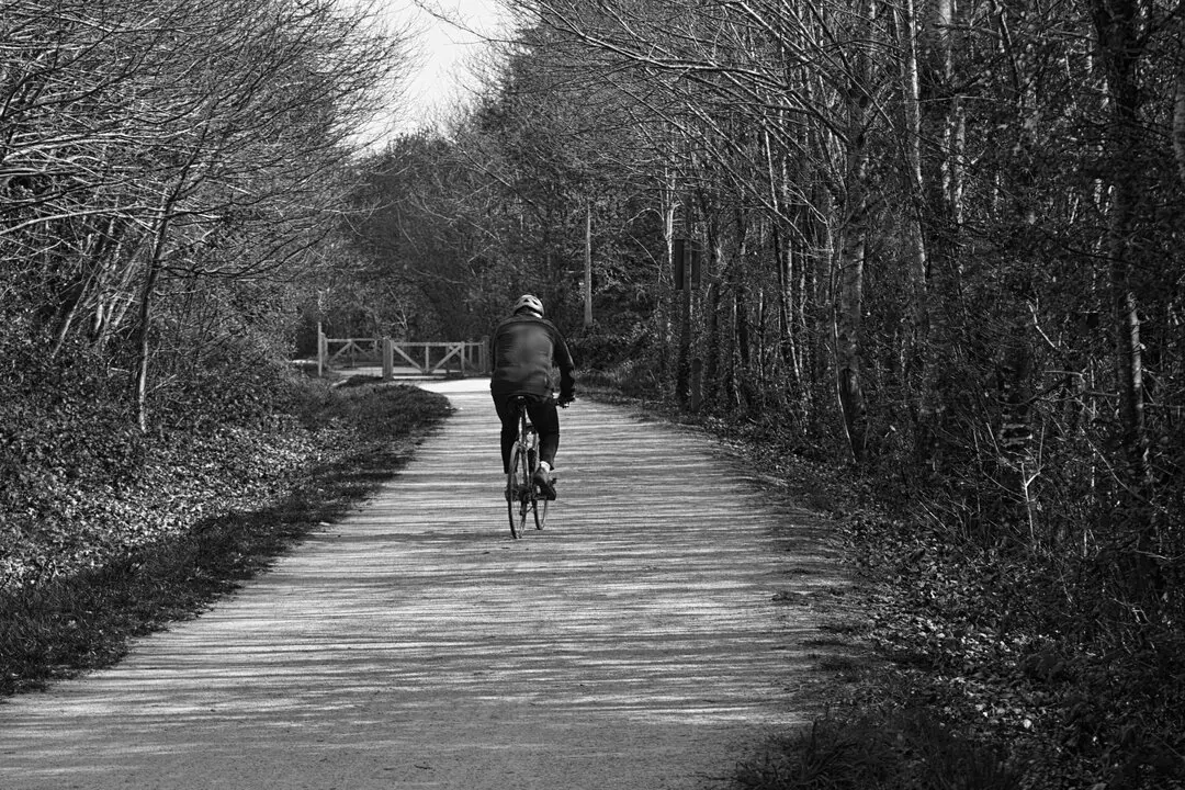 Una persona hace una ruta en bicicleta. / A.E