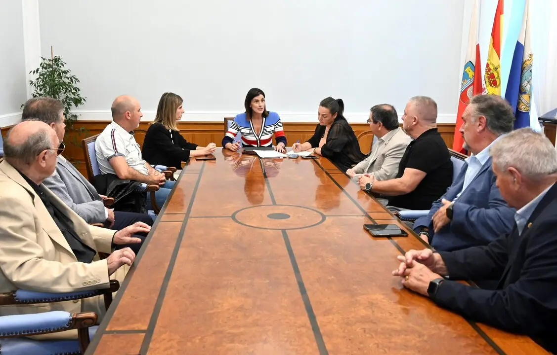 G0JS6g0W0AAsSReuni&oacute;n de la alcaldesa y los miembros de la Junta Directiva del Colegio. / A.E