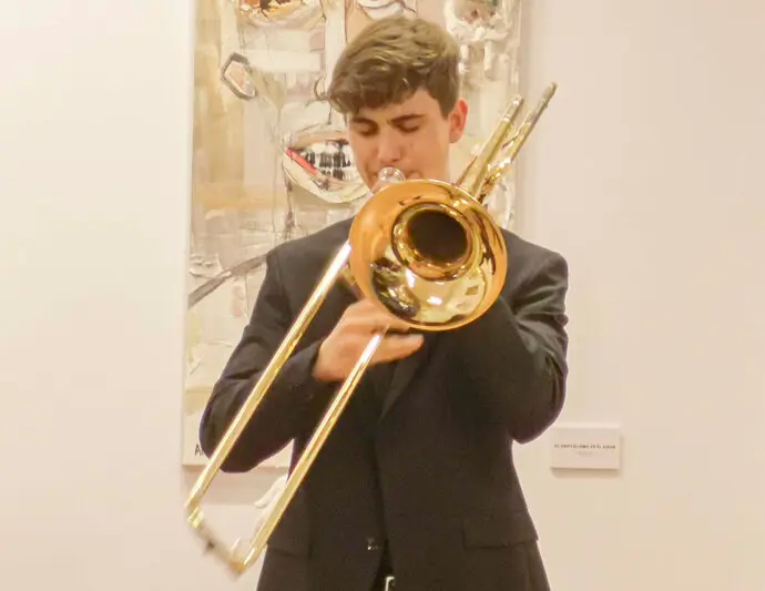 El m&uacute;sico Alexis Pelayo durante un recital en el conservatorio de Torrelavega. / x