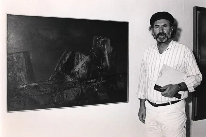 El artista c&aacute;ntabro Enrique Gran junto a uno de sus obras. / x