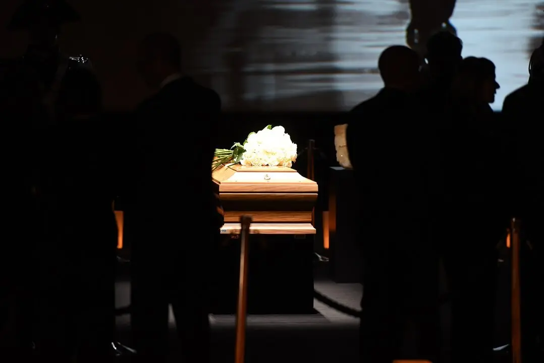 El ata&uacute;d del difunto dise&ntilde;ador de moda italiano Giorgio Armani, que permanece en el altar durante dos d&iacute;as en el Teatro Armani./ Ervin Shulku