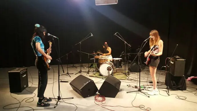 El grupo 'Playa nudista' sobre los escenarios. / x