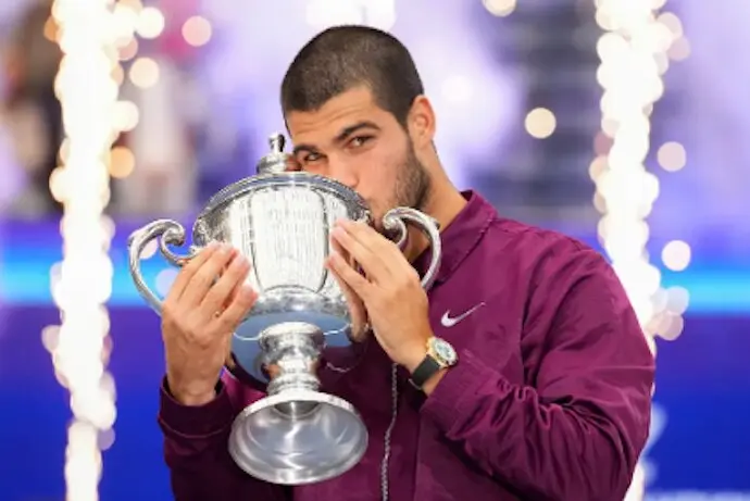 Carlos Alcaraz besa el trofeo del US Open tras vencer a Jannik Sinner en la final de 2025 (6-2, 3-6, 6-1, 6-4). Con este título, el murciano suma su sexto Grand Slam y se consolida como uno de los grandes dominadores del tenis mundial.