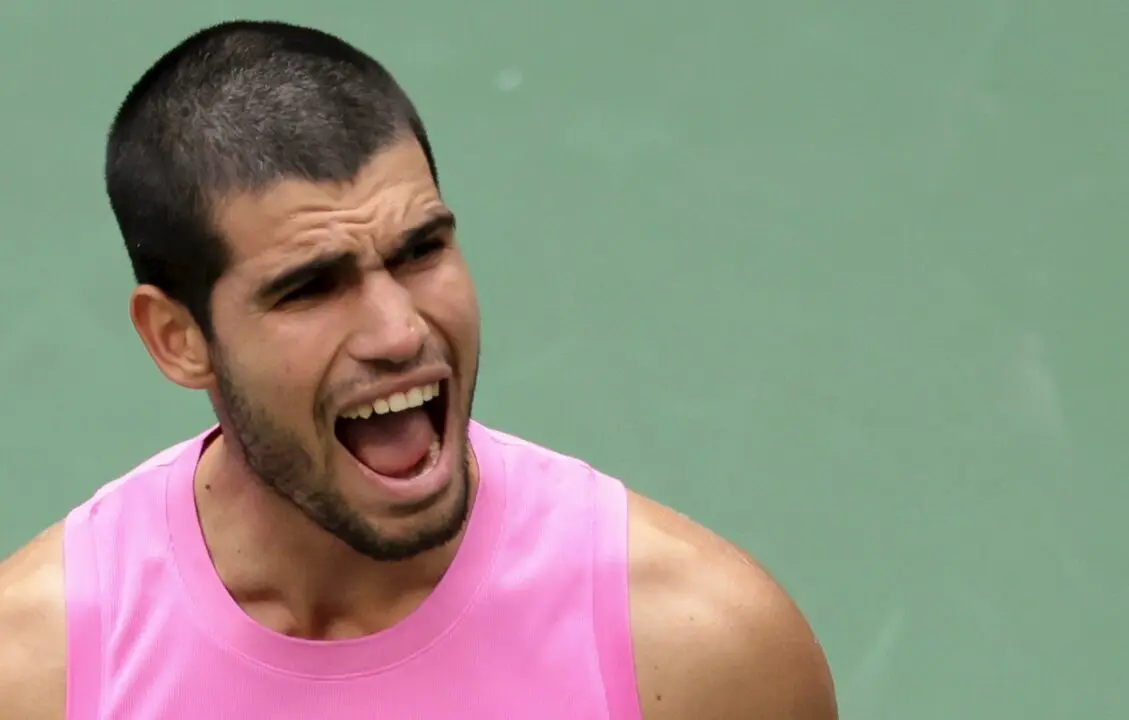 Carlos Alcaraz de Espa&ntilde;a celebra su victoria en semifinales contra Novak Djokovic de Serbia en el d&iacute;a 13 del US Open Tennis Championships 2025, torneo de tenis Grand Slam el 5 de septiembre de 2025 en el USTA Billie Jean King National Tennis Center en Flushing Meadows, Queens, Nueva York, Estados Unidos - Foto Jean Catuffe / DPPI