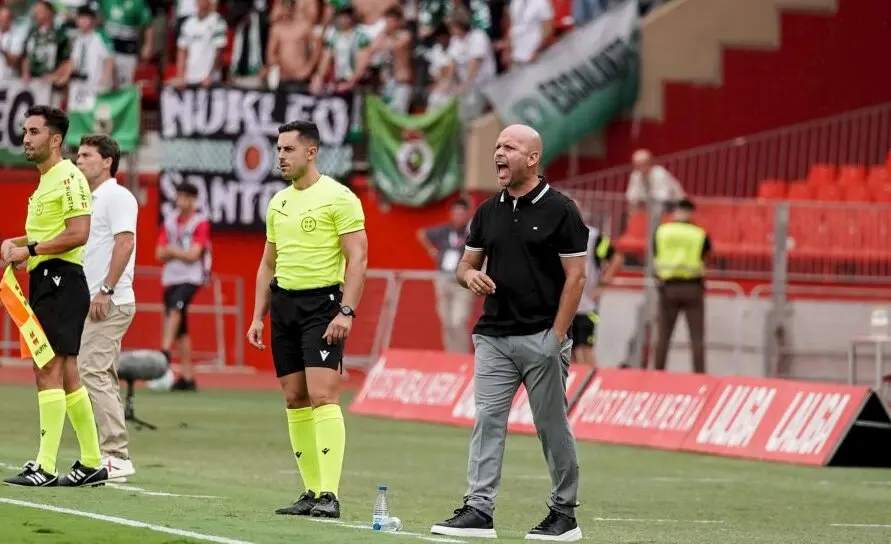 Jos&eacute; Alberto L&oacute;pez, entrenador del Racing de Santander, da indicaciones desde la banda durante el partido ante el Albacete en el Carlos Belmonte. El t&eacute;cnico destac&oacute; la fe en el plan de juego tras la remontada (2-3) y elogi&oacute; el apoyo de los m&aacute;s de 400 aficionados desplazados desde Cantabria.