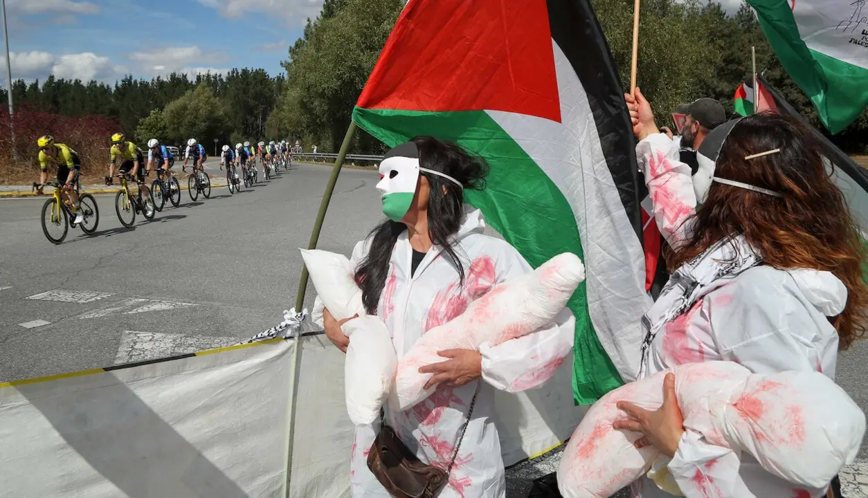 Activistas propalestinos protestan durante la 15&ordf; etapa de la Vuelta Ciclista a Espa&ntilde;a en O Corgo (Lugo), el 7 de septiembre de 2025. Ataviadas con monos blancos manchados de rojo y portando mu&ntilde;ecos simulando beb&eacute;s, las manifestantes exigieron la expulsi&oacute;n del equipo Israel-Premier Tech bajo el lema "Fora Israel da Volta", en el marco de las protestas contra la ofensiva en Gaza.