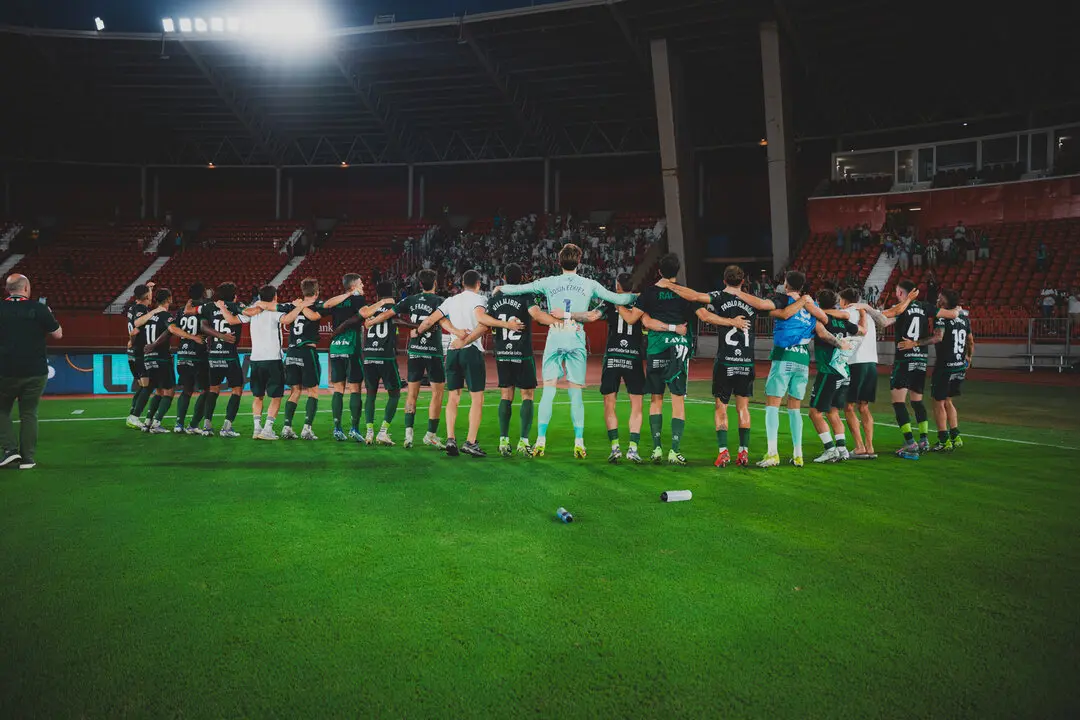 Los jugadores del Racing celebra con la afici&oacute;n desplazada la victoria ante el Almer&iacute;a. / RRC