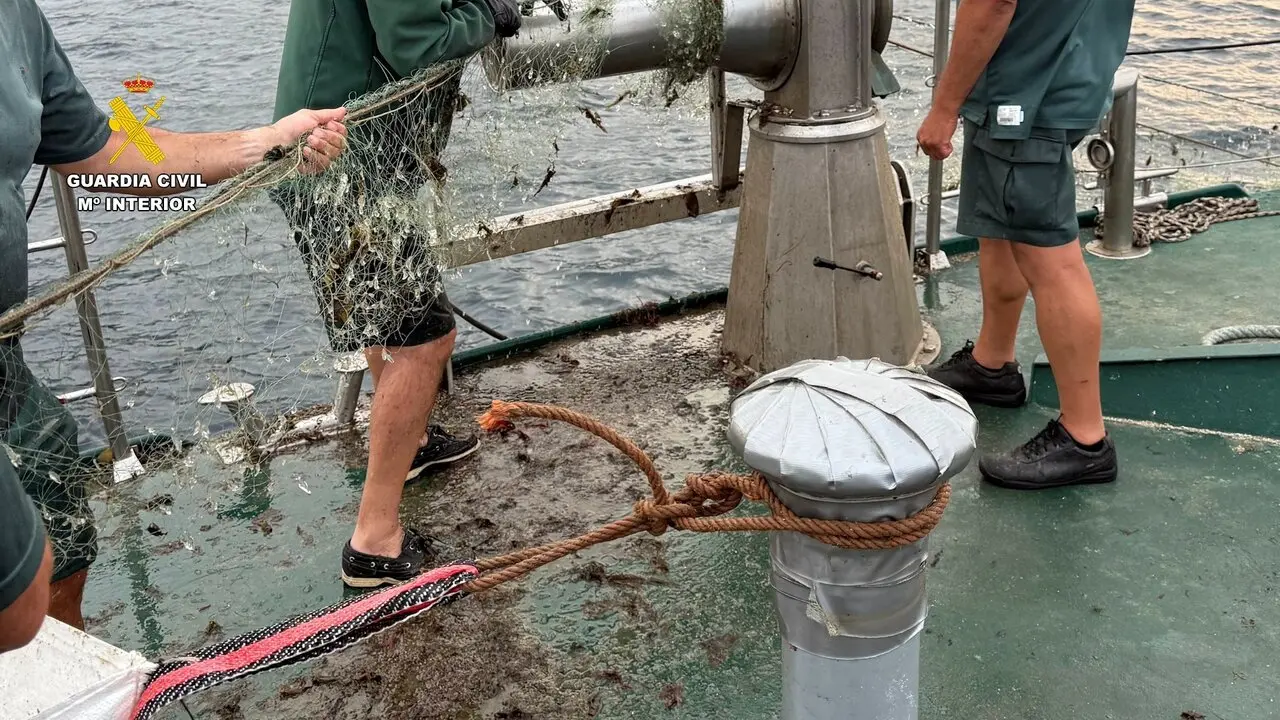 Descubiertas 51 nasas ilegales y una red de un kil&oacute;metro en la bah&iacute;a de Santo&ntilde;a. / G.C.