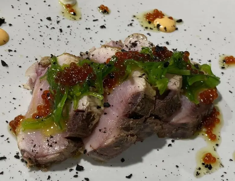 Tataki de bonito de Laredo, uno de los platos del restaurante. / R.P.