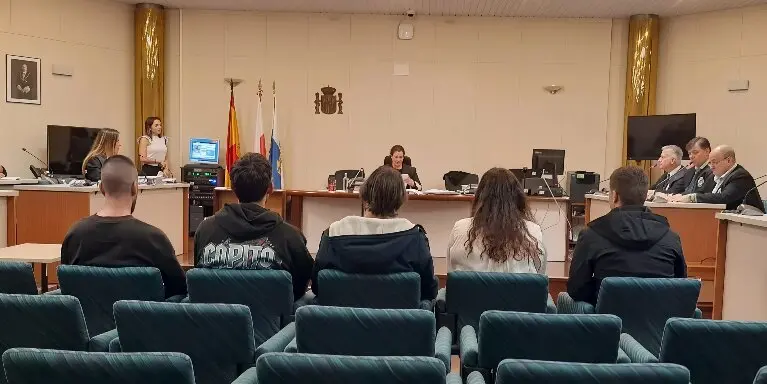 Los acusados de prender fuego a 34 coches en Cantabria, durante el juicio. / E.PRESS
