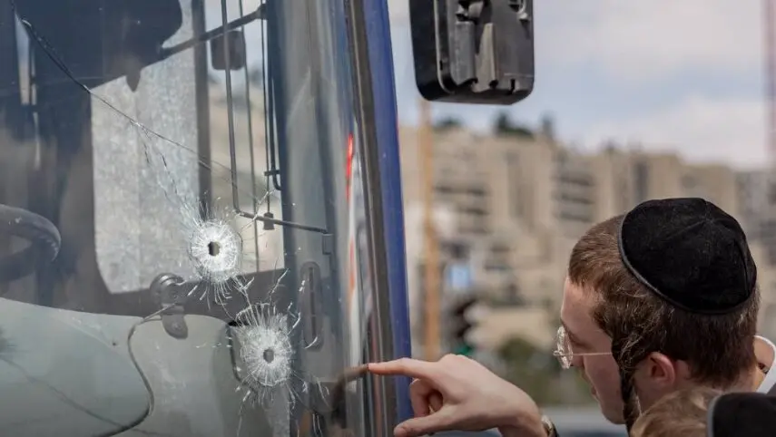 Un ciudadano de Israel observa los resultado de los proyectiles del terrorista. / Chaim Goldberg / Flash90 / ILTV