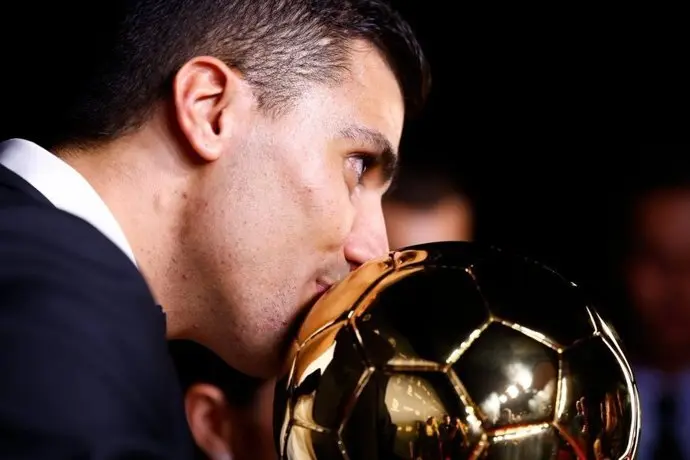 Rodri posa con el Bal&oacute;n de Oro 2024. / EP