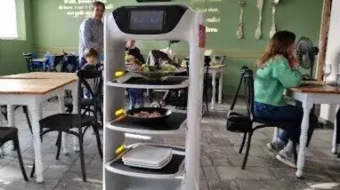 Reconocida como uno de los mejores restaurantes de la zona, esta pizzer&iacute;a c&aacute;ntabra sorprende con un robot camarero en sala. / A.E