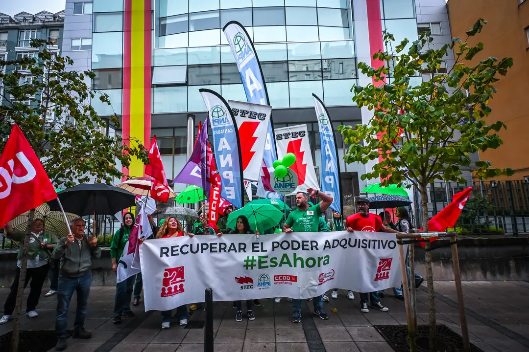Decenas de personas durante una manifestaci&oacute;n frente a la Consejer&iacute;a de Educaci&oacute;n. / EP