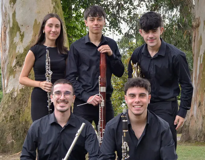 El trompista Eduardo Lamsfus (3d) con el grupo 'Los vientos del Ttrenti'. / x