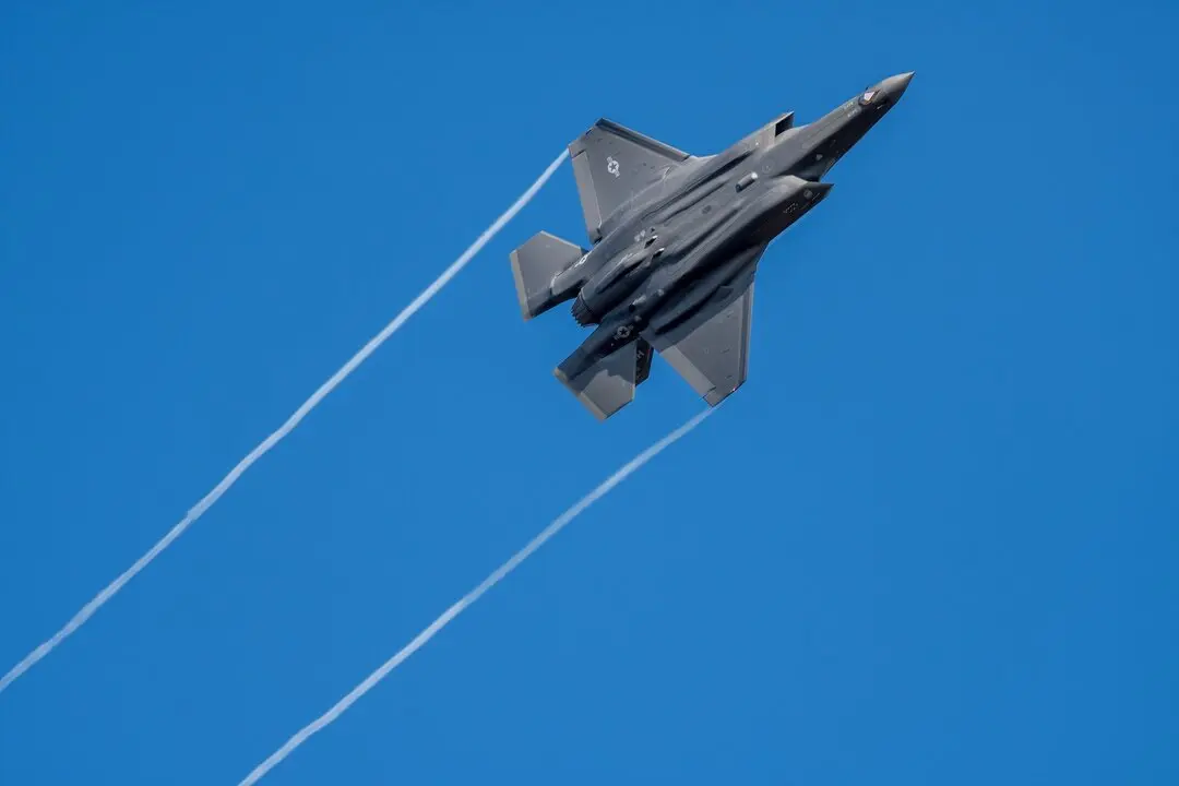 Un caza estadounidense F-35 sobrevuela la cordillera Eifel, en Alemania. / EP